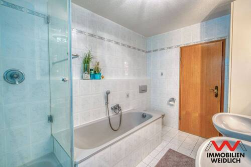 Bad mit Dusche, Wanne und Fenster - 