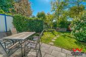 Terrasse mit Blick in den Garten - 