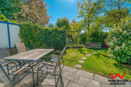 Terrasse mit Blick in den Garten - 