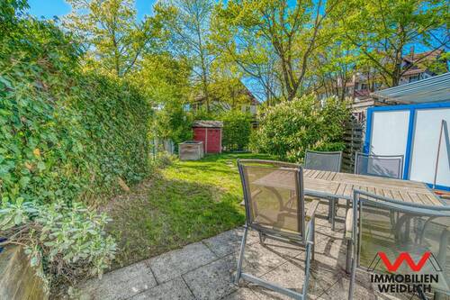Terrasse mit Blick in den Garten - 