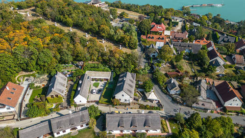 Luftbild - Mehrfamilienhaus, Wohnhaus in Tihany