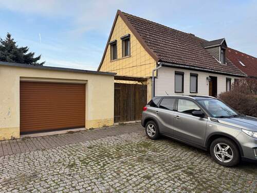 Garage und Toreinfahrt - 