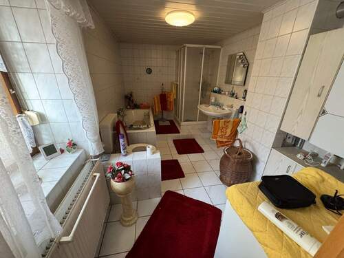 Bad mit Dusche und Wanne - 