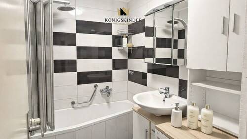 Bad mit Badewanne und praktischem Waschmaschinenanschluss - 