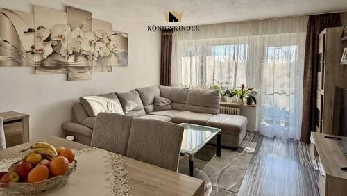 Lichtdurchflutetes Wohnzimmer – zentraler Treffpunkt der Wohnung. - 4 Zimmer Etagenwohnung in Metzingen