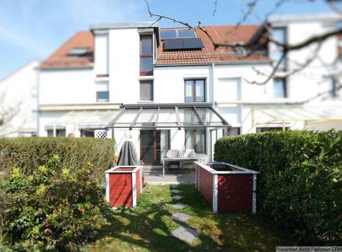 Hausansicht mit Garten - Wo Kinderlachen zu Hause ist: Reihenhaus mit vier Schlafzimmern und Garten an Anliegerstraße