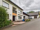 Ansicht - Charmantes Einfamilienhaus mit großem Grundstück und vielseitigen Nutzungsmöglichkeiten in Hütterscheid.