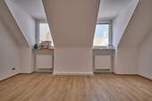 Wohnzimmer leer.jpg - 3 Zimmer Etagenwohnung in Nürnberg