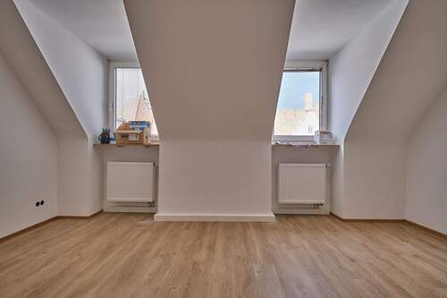 Wohnzimmer leer.jpg - 3 Zimmer Etagenwohnung in Nürnberg