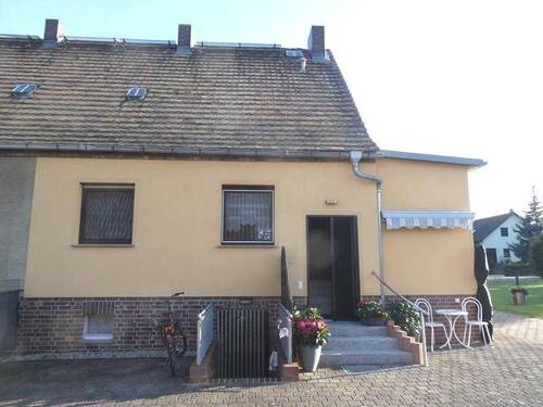 Haushälfte von Hofseite - DHH mit 4 Wohnräumen, Kü, Bad, WC, Keller, Nebengebäude: Garagen, Lager, großes Grundstk.,