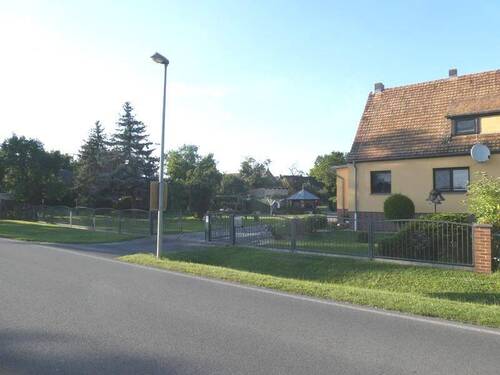 Haushälfte von Straßenseite - 4 Zimmer Mehrfamilienhaus, Wohnhaus zum Kaufen in Calau