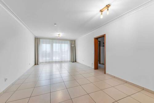 Wohnzimmer mit Balkonzugang - 3 Zimmer Etagenwohnung zum Kaufen in Neuss