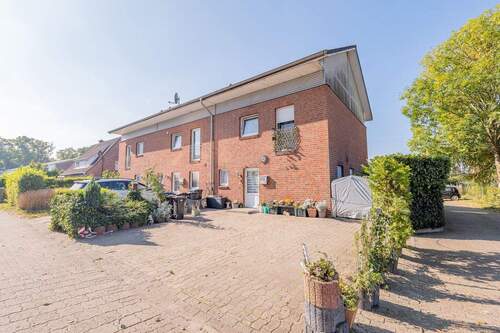 Vorderansicht - Familienfreundliches Reihenendhaus mit Garten, lichtdurchflutetem Wohnbereich und Spitzboden