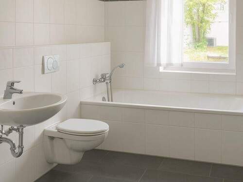 Modernes Tageslichtsbadezimmer - 