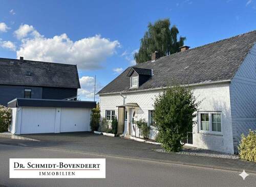 Bild 1 - Ankommen und wohlfühlen: Sofort bezugsbereites Einfamilienhaus mit 124 m² Wohnfläche auf idyllischem Grundstück mit Gartenteich und Doppelgarage in 57