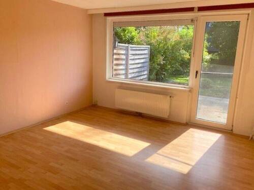 Wohnzimmer mit Terrassen-Zugang - Freie EG-Wohnung, Terrasse mit kl. Garten, PKW-Stellplatz