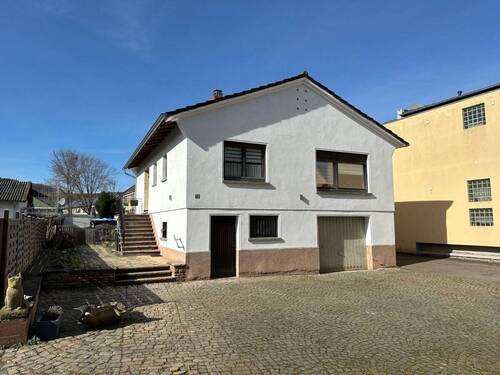 Haus hinten - 9 Zimmer Einfamilienhaus zum Kaufen in Altenglan