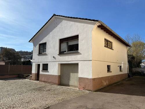 Haus hinten - 9 Zimmer Einfamilienhaus in Altenglan