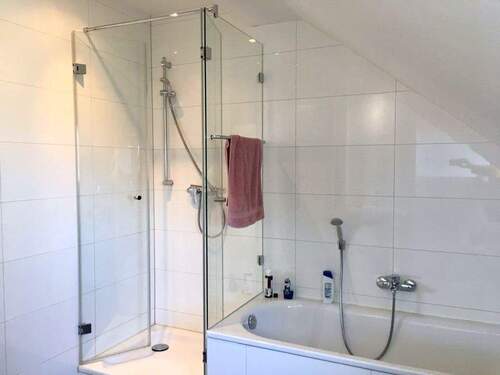 Bad mit Dusche und Wanne - 