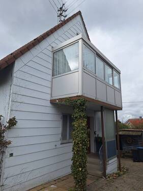 Hauseingang mit Balkon-Wintergarten - 
