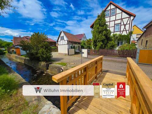 Blick von der Straße - Künstlerhaus, guter Zustand, Brennwerttherme, bezugsfrei