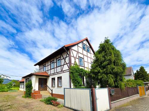 Blick von der Hofeinfahrt - 4 Zimmer Einfamilienhaus zum Kaufen in Südharz