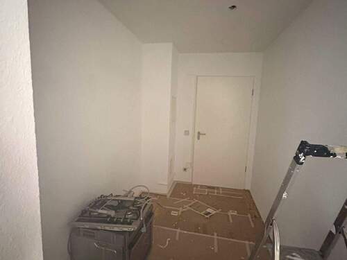 Zentraler Flur mit Zugang zu allen Räumen - Etagenwohnung mit 80,30 m² in Berlin zur Miete