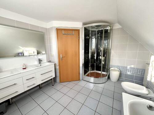 Tageslichtbad mit Wanne und Dusche - 