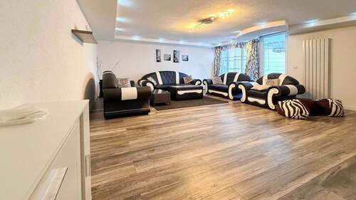 Wohnzimer EG - 8 Zimmer Mehrfamilienhaus, Wohnhaus zum Kaufen in Lauterhofen