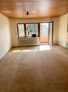 Wohnzimmer Balkon.JPG - 3 Zimmer Etagenwohnung zum Kaufen in Brigachtal