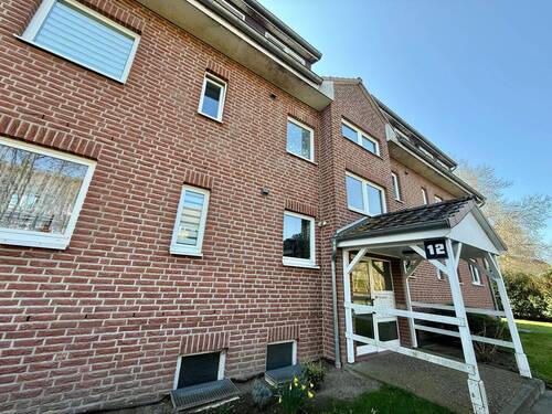 Außenansicht - Nur mit gültigem §8-WBS anmietbar! 2,5-Zimmer-Dachgeschosswohnung mit Garage!