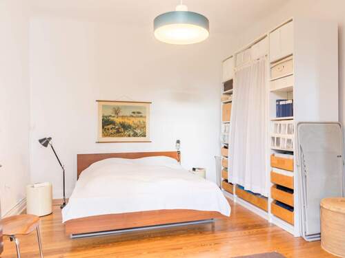 Schlafzimmer mit angrenzendem Balkon - 