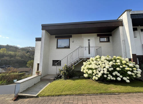 Haus Vorderansicht Neu - 4 Zimmer Doppelhaushälfte zum Kaufen in Heppenheim (Bergstraße) / Ober-Laudenbach