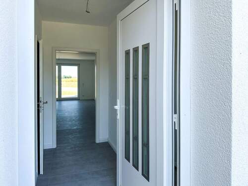 Freundlicher Eingangsbereich - 4 Zimmer Reihenendhaus zum Kaufen in Taucha