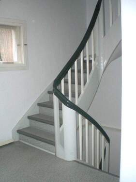 Treppenhaus - 7 Zimmer Mehrfamilienhaus, Wohnhaus zum Kaufen in Nürnberg