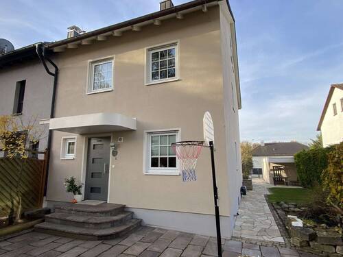 Hausansicht - Doppelhaushälfte mit schönem Garten in ruhiger Lage