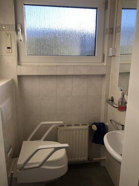 Gäste WC mit Schüco- Fenster - 