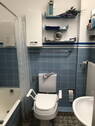 Bad mit Badewanne u. Fenster - 