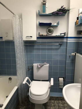 Bad mit Badewanne u. Fenster - 