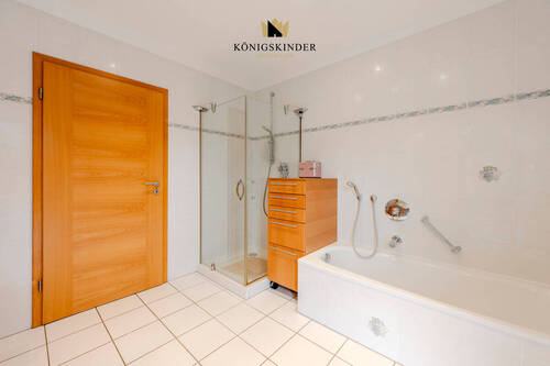  im Badezimmer mit Wanne und Dusche. - 
