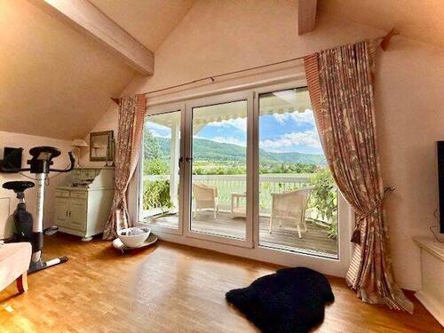 Relaxt beenden Sie den Tag im Wohnzimmer und - 