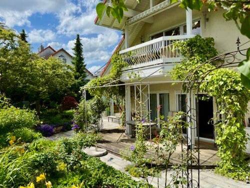 Hier wächst nicht nur Rasen, sondern pure Lebensqualität! - Modern trifft Gemütlichkeit, großzügiges Zweifamilienhaus mit tollem Wintergarten für Jung und Alt!