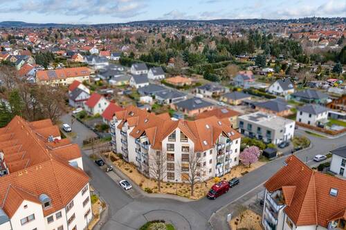 Luftbild Blick zur Wohnanlage - Süd-Balkon, Stellplatz! Langjährig vermietet in toller Lage - ein erstklassiges Investment!
