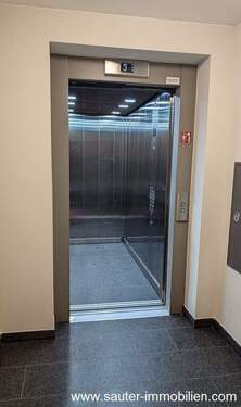 2 moderne Aufzüge (und alles barrierefrei) - 