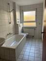 Badezimmer mit Badewanne.jpg - Etagenwohnung mit 50,00 m&sup2; in Ansbach zur Miete