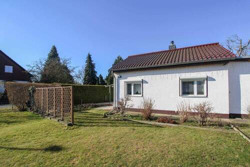 Ansicht Haus - Charmanter Bungalow mit Kamin, großem Grundstück und viel Potenzial in Altglienicke
