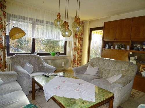 Wohnzimmer mit Zugang zur Terrasse - 