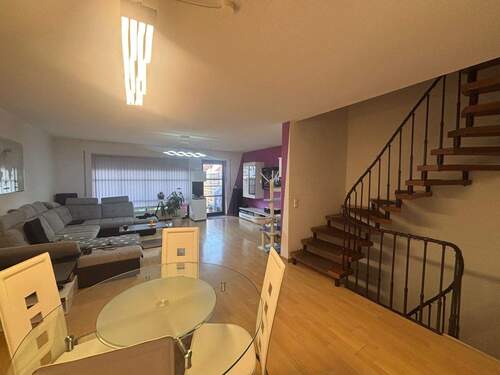 H 553 EG Wohn-Esszimmer mit Treppe.jpg - 