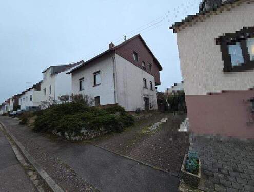 Vorderansicht von rechts - 5 Zimmer Einfamilienhaus in Wadgassen / Differten