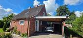 Ostansicht mit Carport - 4 Zimmer Einfamilienhaus in Weener
